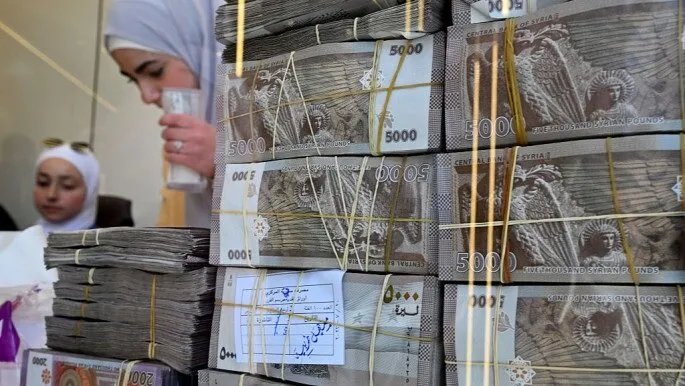 تحديث فوري: أسعار صرف الدولار واليورو والذهب مقابل الليرة السورية في السوق السوداء اليوم
