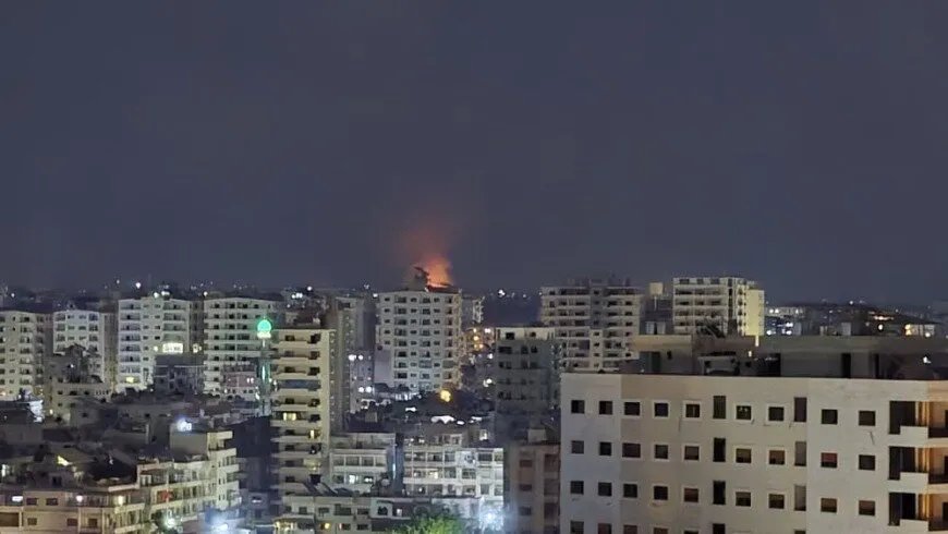 غارات إسرائيلية تستهدف مواقع في محيط حمص واللاذقية