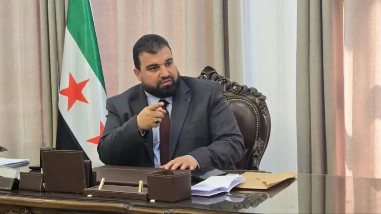 محافظ السويداء يعلن عن بدء صرف رواتب العاملين في التربية والمتقاعدين وجهود حكومية لدعم المهجرين
