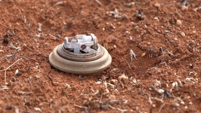 مأساة في ريف درعا: طفل من مهجري السويداء يلقى حتفه بانفجار مخلفات الحرب
