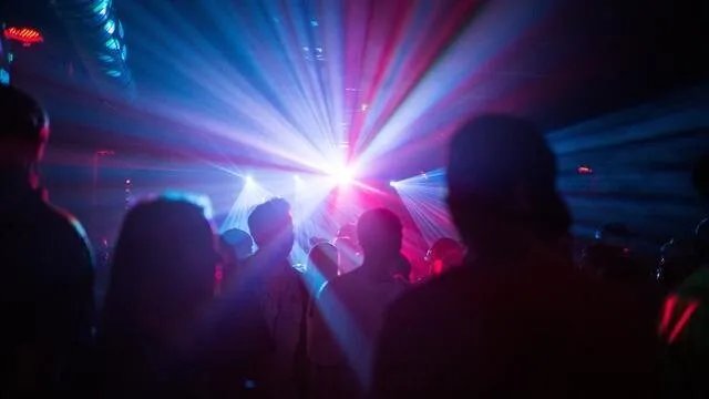 تراجع النوادي الليلية في ألمانيا: أزمة تهدد المشهد الليلي وتغير عادات الشباب