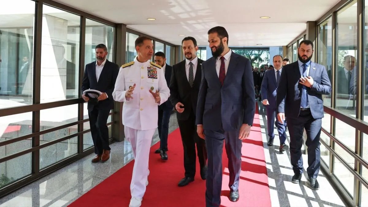 الشرع يستقبل قائد القيادة المركزية الأمريكية في دمشق لبحث التعاون السياسي والعسكري