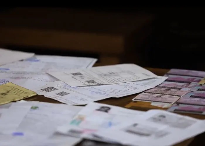 حمص: تفكيك شبكة لتزوير الوثائق الرسمية.. تفاصيل العملية والاعترافات