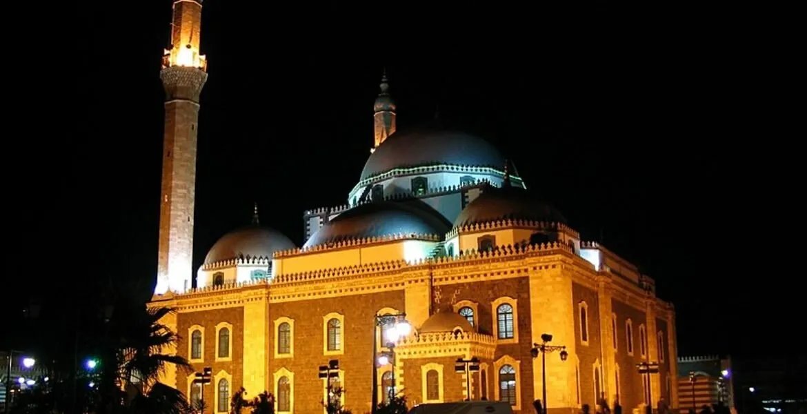 مؤثر ديني يثير الجدل بزعم بطلان صلاة ملايين المسلمين في جامع خالد بن الوليد بحمص
