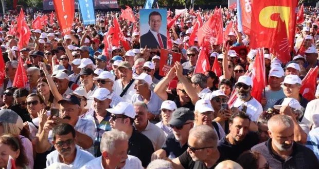 تركيا: حشود ضخمة في أنقرة تطالب أردوغان بالاستقالة قبل جلسة محاكمة حزب الشعب الجمهوري