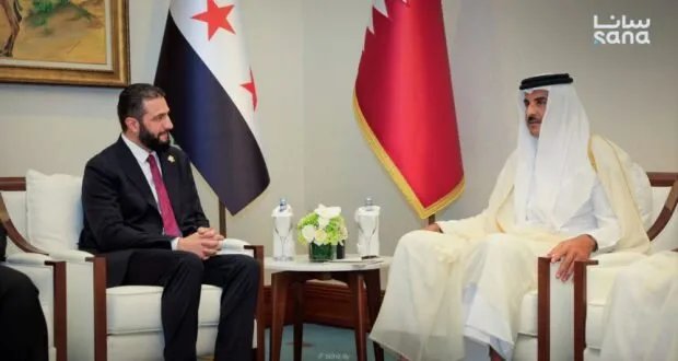 الرئيس الشرع وأمير قطر يبحثان العلاقات الثنائية على هامش القمة العربية الإسلامية
