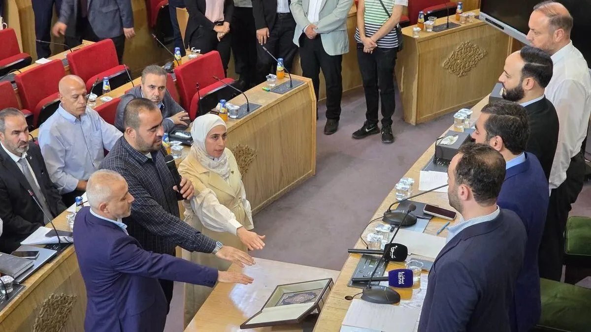 تفاصيل تشكيل مجلس الشعب السوري تثير الجدل: تدخل وزارتي الداخلية والخارجية يثير تساؤلات حول الشفافية