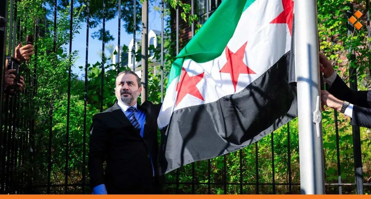 بعد عقود من الغياب: رفع العلم السوري في واشنطن بحضور وزير الخارجية