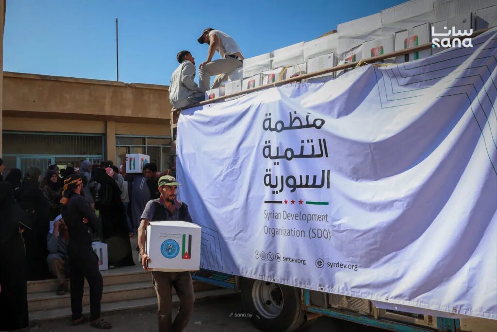 منظمة التنمية السورية تطلق حملة إغاثية لدعم النازحين من السويداء في بصر الحرير