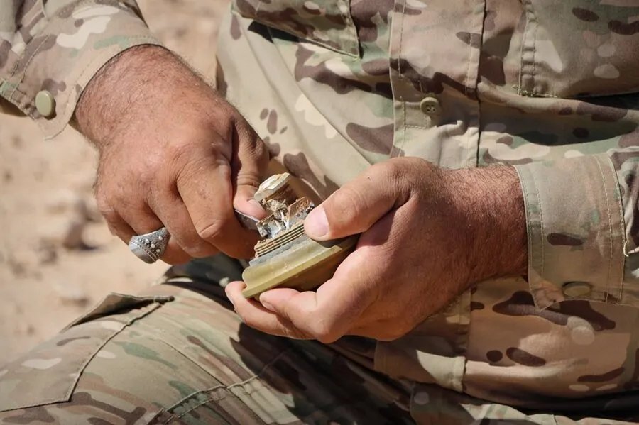 الجيش السوري ينجح في تفكيك آلاف الألغام بدير الزور لتأمين عودة السكان