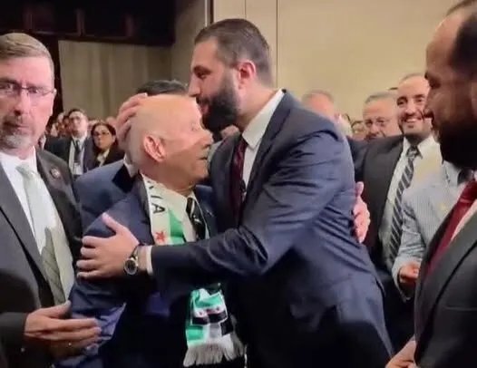 من هو صفوح البرازي: المعارض السوري الذي قبّل أحمد الشرع رأسه في نيويورك؟