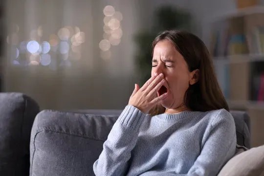 تثاؤب مفاجئ يتسبب بكسر نادر في رقبة سيدة بريطانية وشلل جزئي