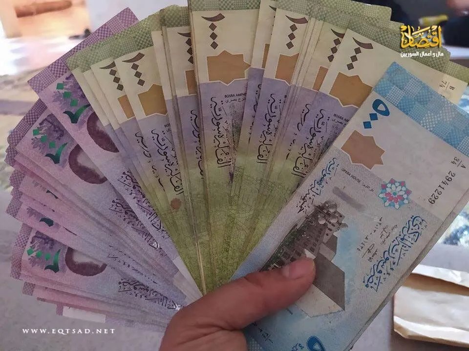 تحسن طفيف: أسعار صرف العملات الرئيسية في السوق السوداء السورية مساء السبت