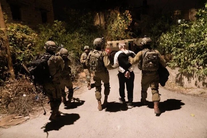 تصاعد التوتر في الضفة الغربية: قوات الاحتلال الإسرائيلي تعتقل أربعة فلسطينيين وتصعد اعتداءاتها