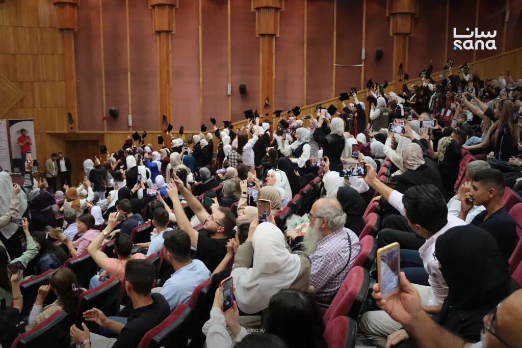 جامعة حمص تحتفي بـ 100 خريج من معهدي الهندسة والبادية والتصحر