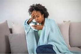 الخريف يطل بوجهين: كيف تميز بين أعراض الإنفلونزا وكوفيد-19 وتحمي نفسك؟
