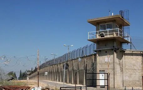 حملة اعتقالات إسرائيلية تطال 40 أسيراً فلسطينياً محرراً في الضفة الغربية