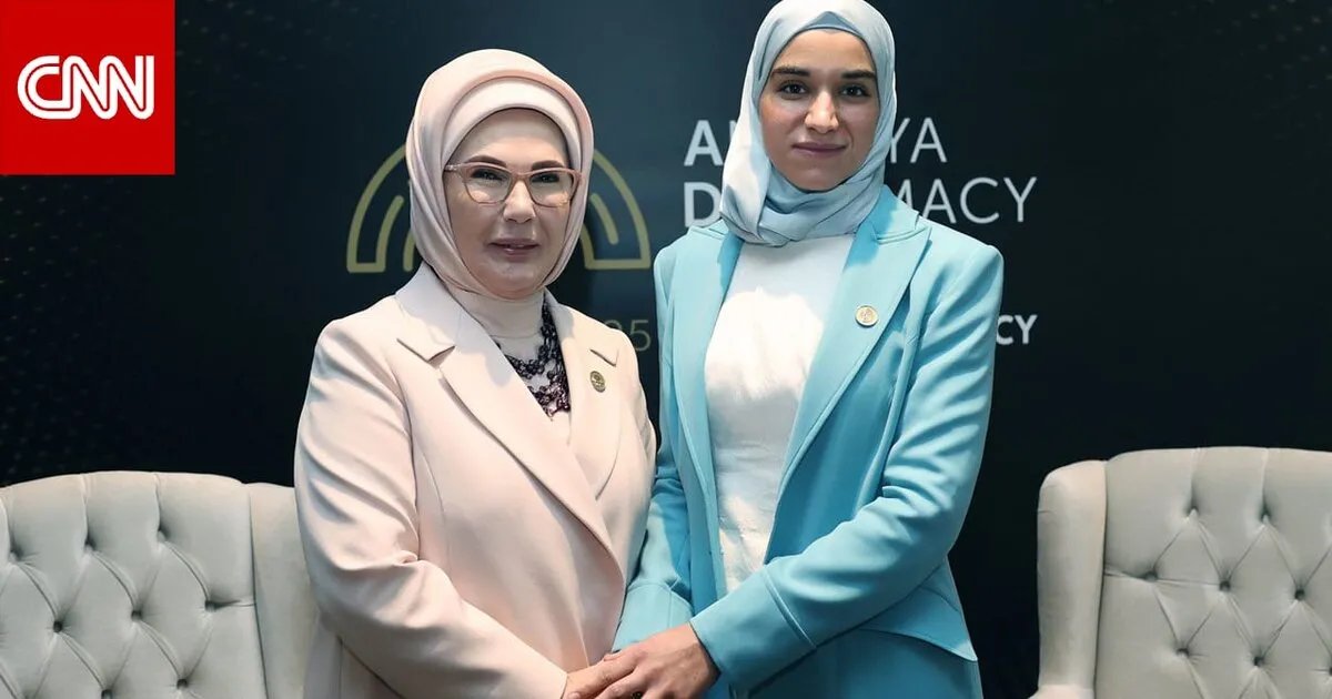 زوجة الرئيس السوري تلفت الأنظار بلقاء زوجة أردوغان في منتدى أنطاليا