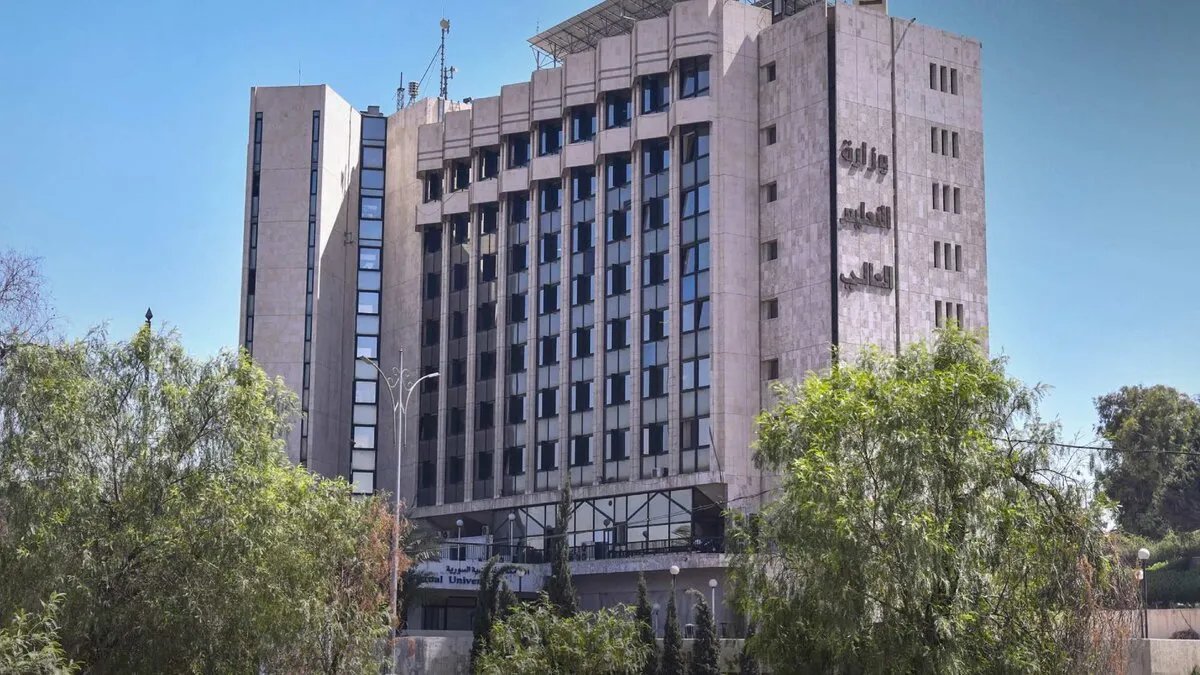 مرسوم رئاسي جديد يمنح ترفيعاً إدارياً لطلاب الجامعات السورية: التفاصيل الكاملة
