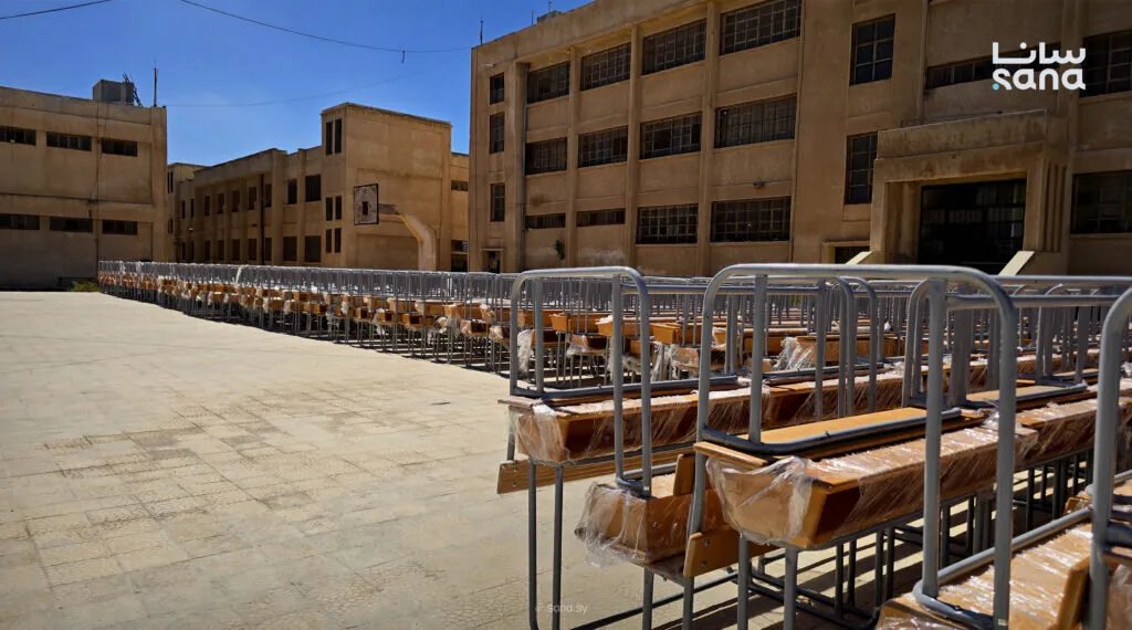 في إطار حملة "أبشري حوران": توزيع ألفي مقعد مدرسي في مدارس درعا