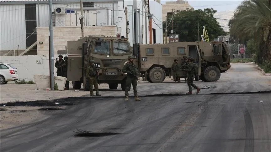 الاحتلال يقتحم الخليل ويعتقل فلسطينيين ويصيب آخر بالرصاص