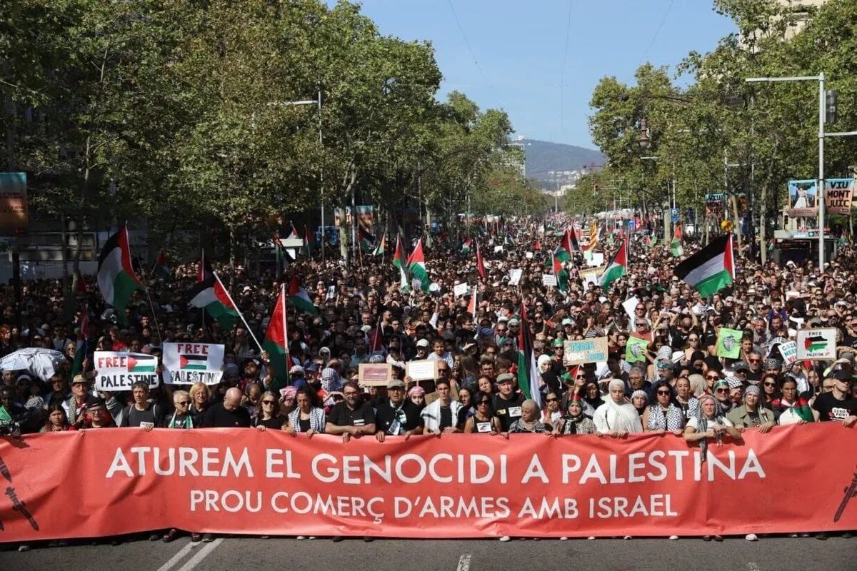 حشود غفيرة تتظاهر في برشلونة تضامناً مع فلسطين وتنديداً بالإبادة الجماعية في غزة