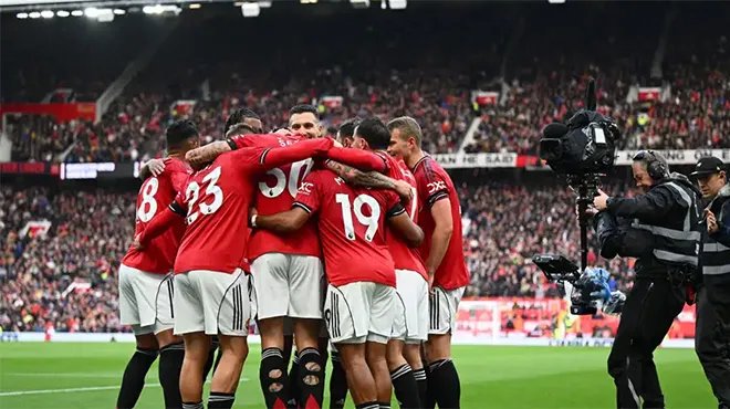 مانشستر يونايتد يستعيد توازنه بفوز ثمين على سندرلاند في الدوري الإنجليزي
