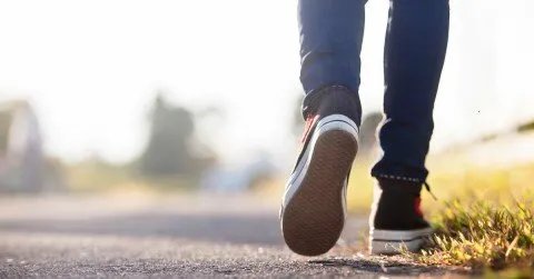 المشي قبل أم بعد الأكل: اكتشف التوقيت الأمثل لتعزيز صحتك وتحقيق أهدافك