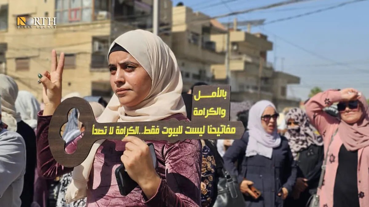 نازحون من سري كانيه ينظمون وقفة احتجاجية في القامشلي للمطالبة بالعودة الآمنة