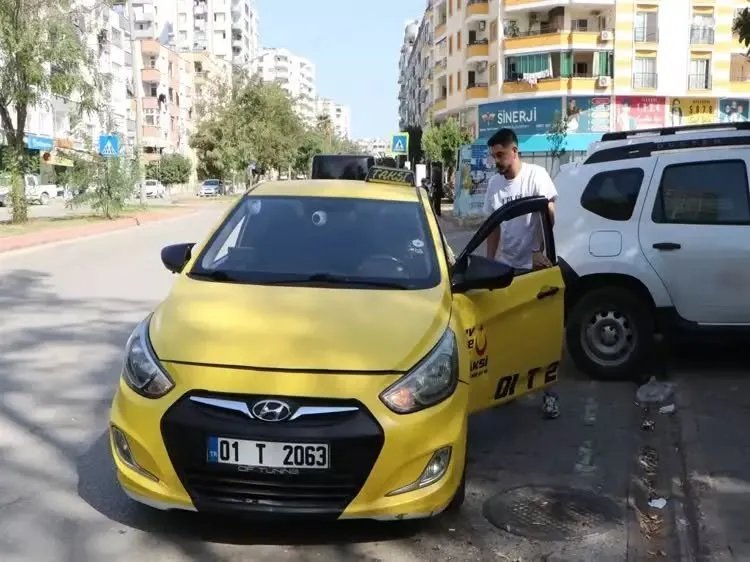 معجزة في أضنة: سيدة سورية تضع مولودتها في سيارة أجرة وسائقها يتكفل بنقل العائلة مجاناً