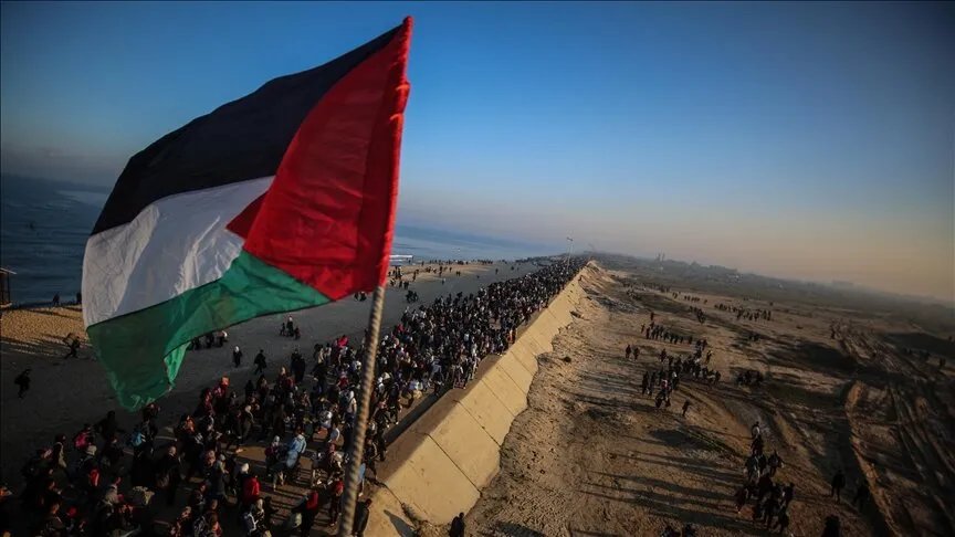 بدء عودة آلاف النازحين الفلسطينيين إلى مدينة غزة بعد الانسحاب الإسرائيلي