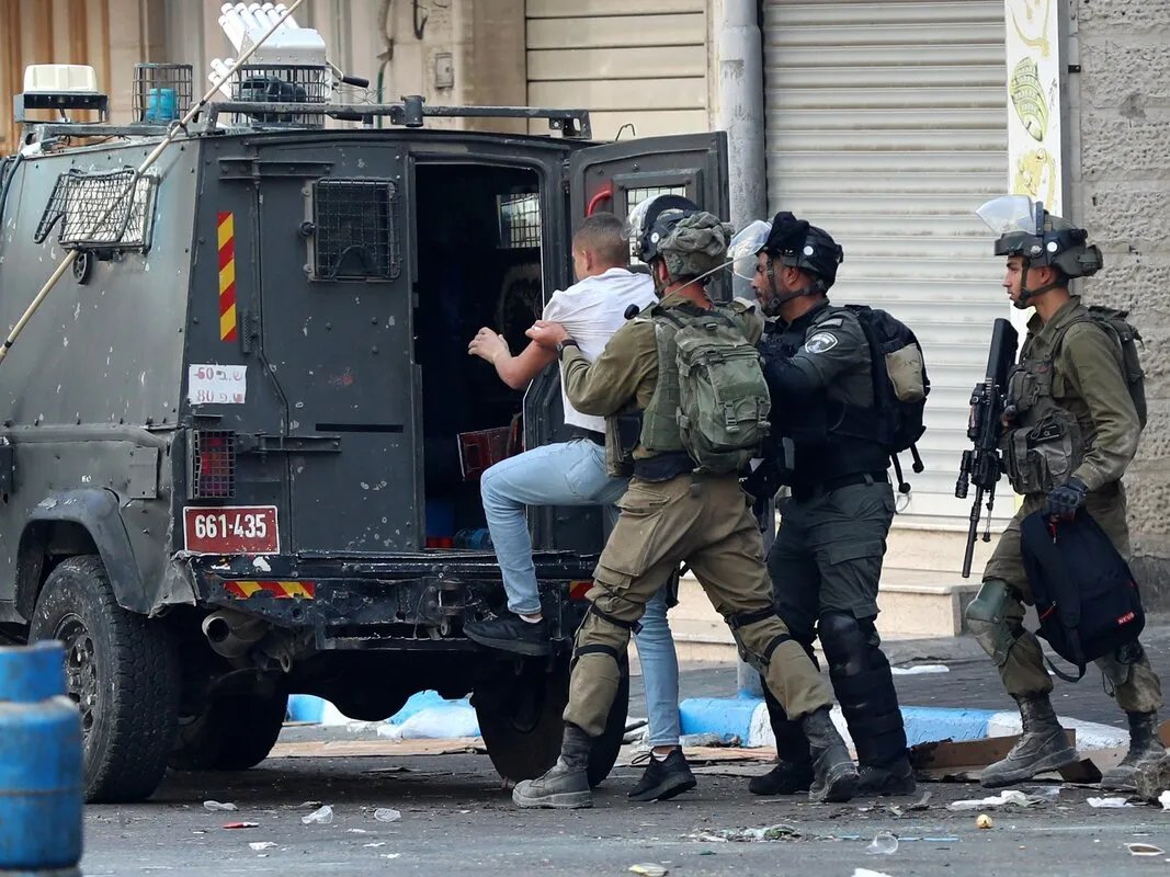 حملة اعتقالات إسرائيلية واسعة في الضفة الغربية تطال 21 فلسطينياً