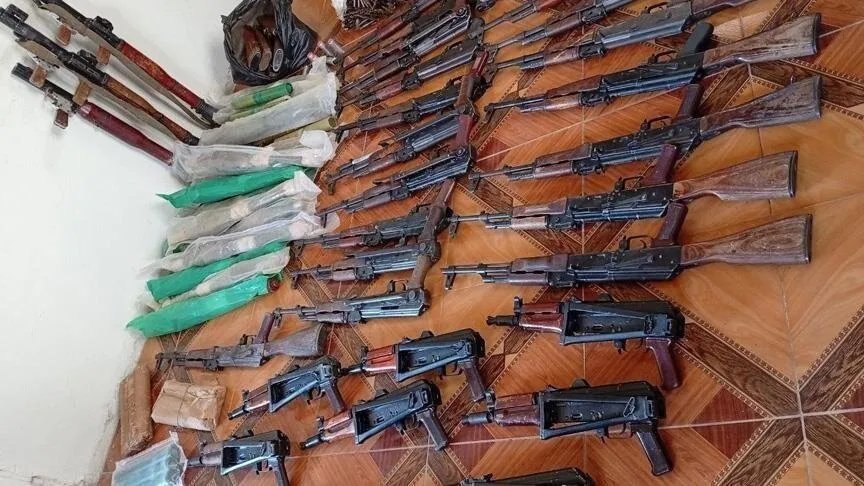 الجيش اللبناني يفكك شبكة تهريب أسلحة قادمة من سوريا ويضبط كميات كبيرة