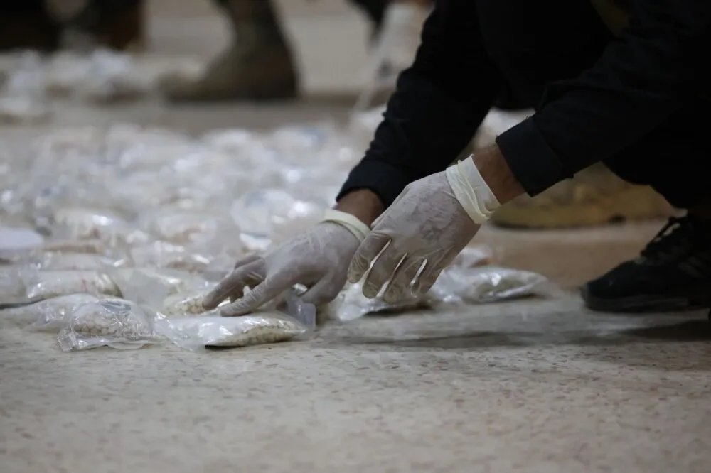حلب: ضبط كمية ضخمة من المخدرات وإلقاء القبض على ثلاثة مروجين في الريف الجنوبي
