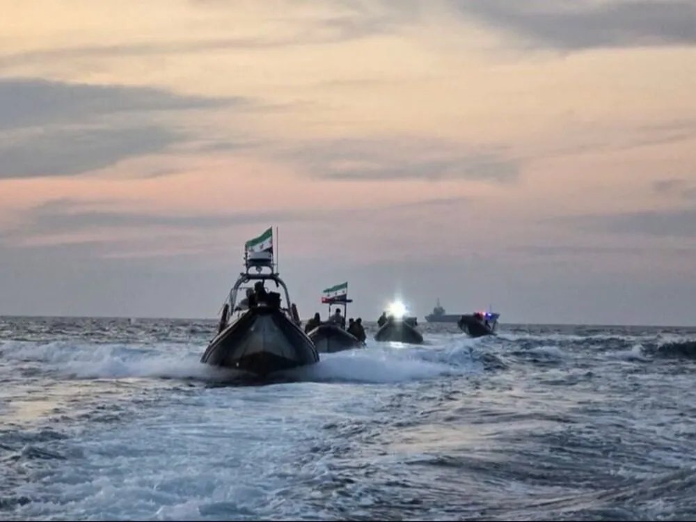 إحباط محاولة تهريب بحري لـ 32 شخصاً باتجاه تركيا واشتباكات بالرصاص