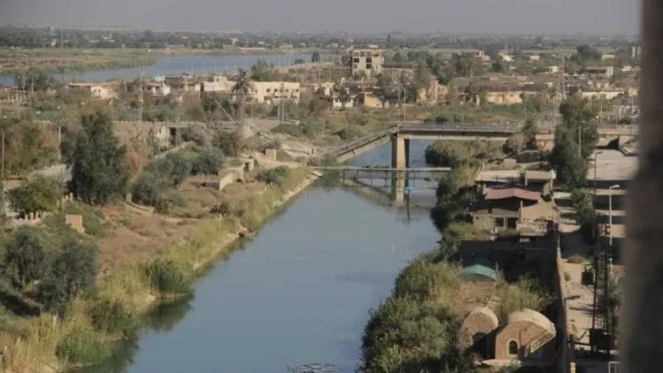 مياه الفرات في دير الزور آمنة: مؤسسة المياه تطمئن السكان بعد حادثة سقوط شاحنة سماد