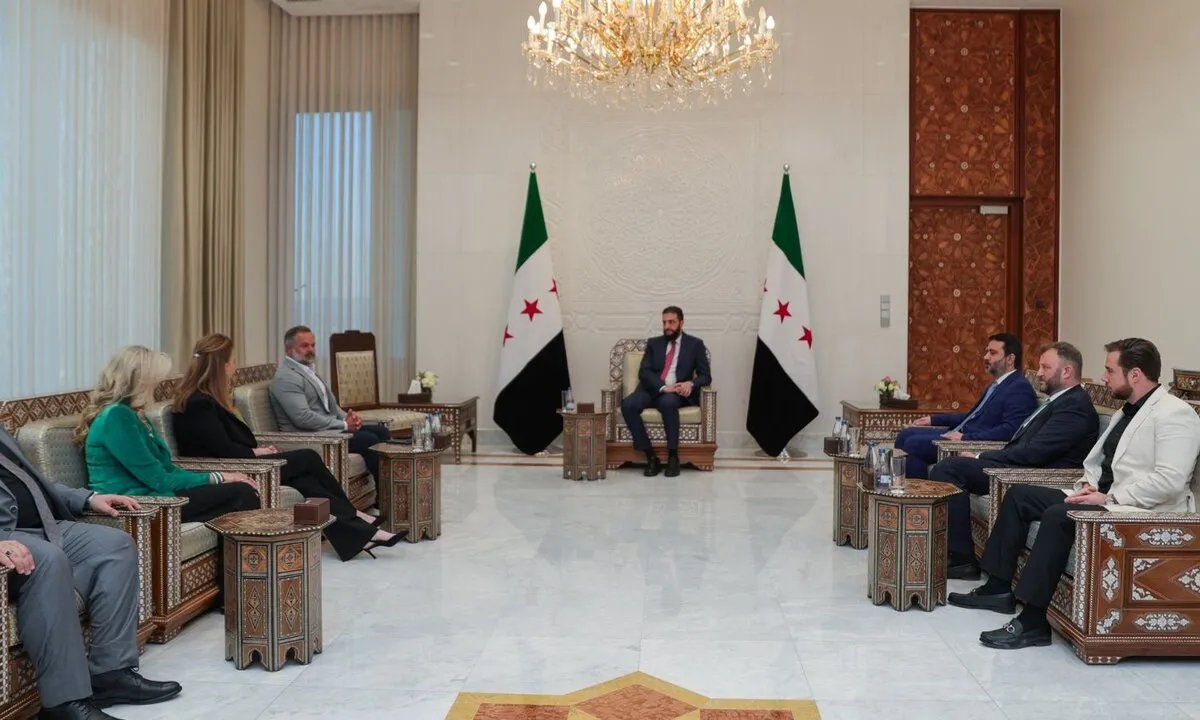 زيارة مفاجئة: وفد من الكونجرس الأمريكي يلتقي الشرع في دمشق ويناقش العقوبات وإعادة الإعمار