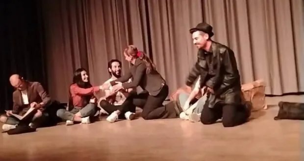 مسرحية "القارب 22": عرض مؤثر يلامس معاناة السوريين في طرطوس