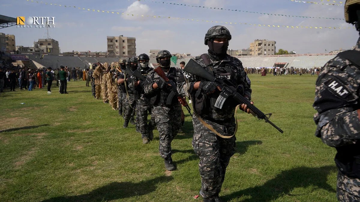 الرقة تحتفل بالذكرى الثامنة لتحريرها: عرض عسكري لقوات سوريا الديمقراطية