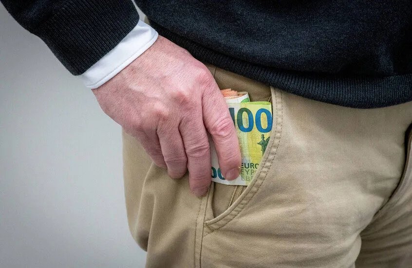 حكومة ليبيا تطالب بتجريم الاكتناز النقدي للحد من أزمة السيولة