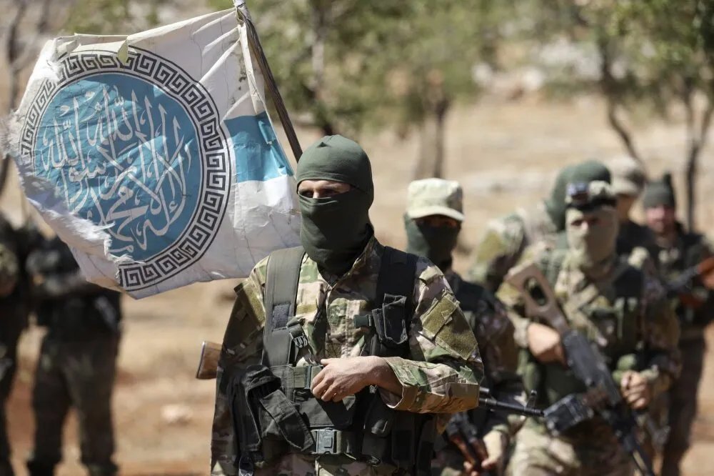 تحول مفاجئ: بريطانيا ترفع اسم هيئة تحرير الشام من قائمة الإرهاب وتدعم التعاون مع سوريا