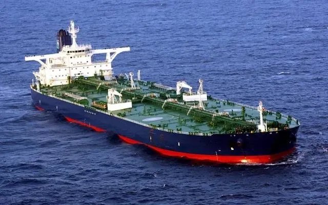 روسيا تعزز إمدادات الطاقة لسوريا بشحنة نفط ثقيل ومكثفات غاز