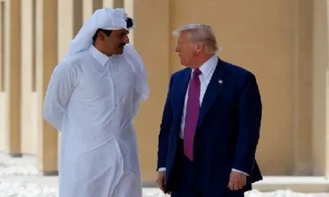 ترامب يلتقي أمير قطر على متن الطائرة الرئاسية لبحث وقف إطلاق النار في غزة