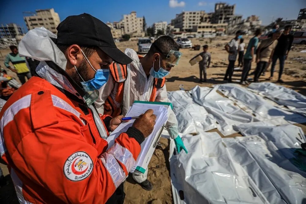 غزة: انتشال رفات 42 فلسطينياً مجهول الهوية من مقبرة جماعية مؤقتة