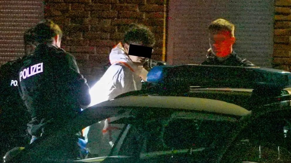 غموض في شمال ألمانيا: العثور على جثة سيدة واعتقال شاب بعد مطاردة مثيرة في إيتزهوه