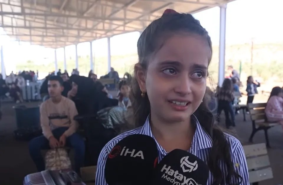 وداع مؤثر: السوريون يغادرون تركيا بالدموع عبر معبر جيلفه غوزو حاملين ذكريات اللجوء وآمال العودة