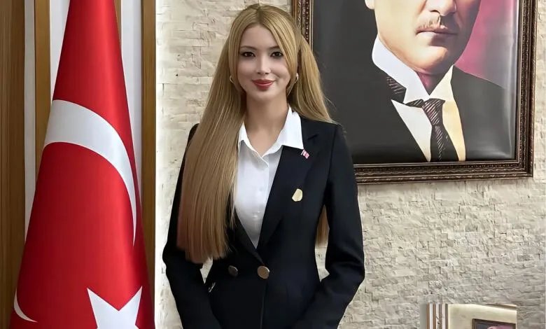 تعيين "باربي تركيا" قائمقاماً يثير جدلاً واسعاً حول معايير الكفاءة