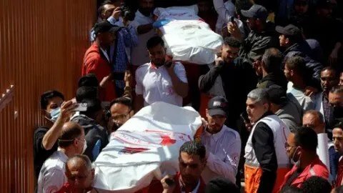 تحقيق إسرائيلي حول استشهاد مسعفي غزة: نفي لإطلاق نار عشوائي وإقرار بإخفاقات