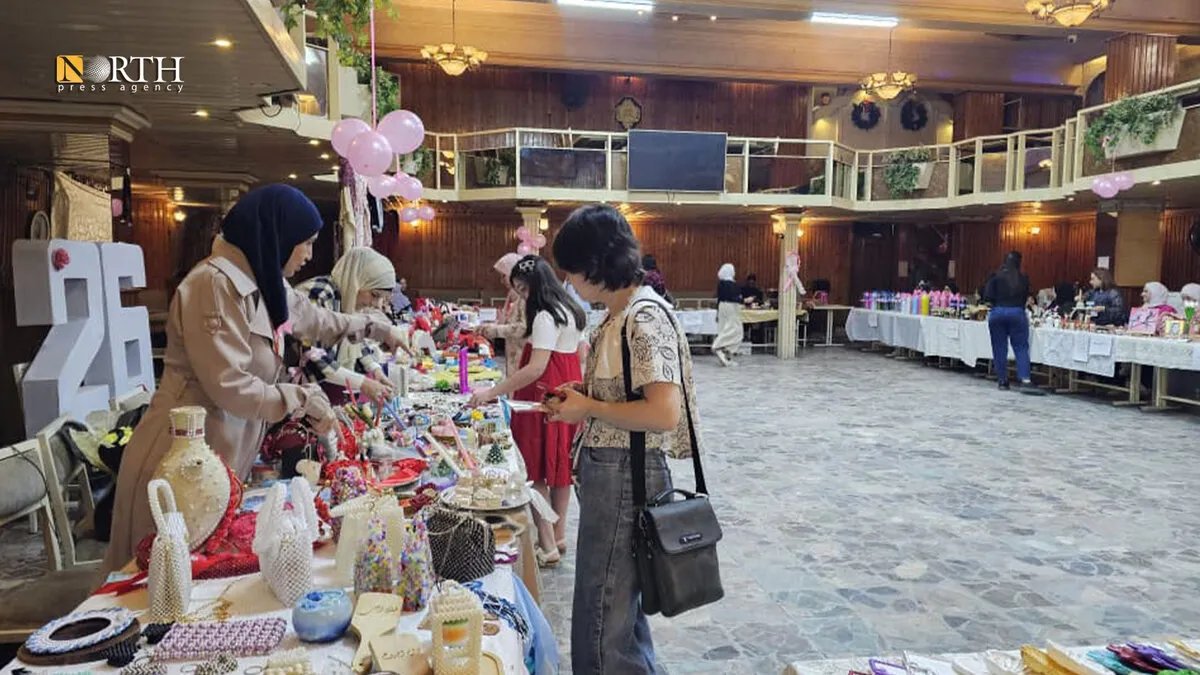 القامشلي: معرض نسائي للأعمال اليدوية يضيء الشهر الوردي ويدعم مرضى سرطان الثدي