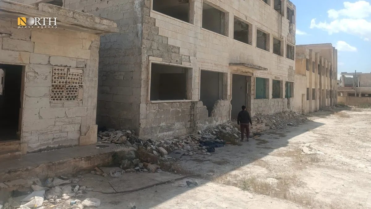 نقص المقاعد والمدارس المدمرة يعرقل العملية التعليمية في ريف إدلب